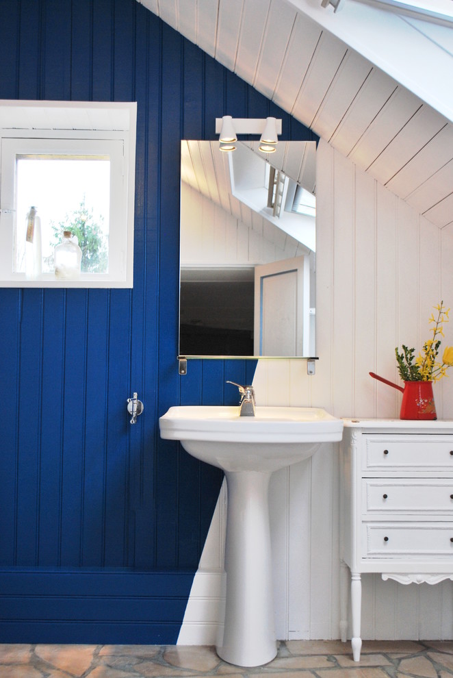 Diseño de cuarto de baño contemporáneo de tamaño medio con bañera encastrada sin remate, paredes azules, suelo de baldosas de cerámica, aseo y ducha y lavabo con pedestal