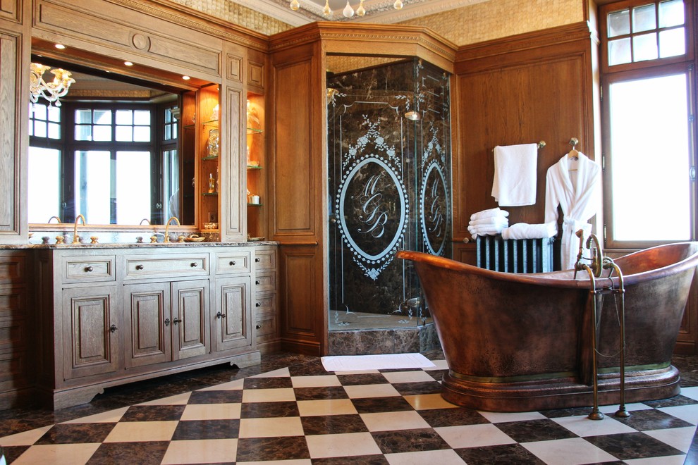 Пример оригинального дизайна: большая главная ванная комната с отдельно стоящей ванной, угловым душем, полом из керамической плитки и черно-белой плиткой