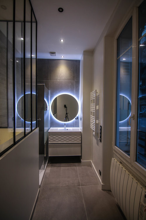 Idéer för ett litet modernt en-suite badrum, med luckor med profilerade fronter, en öppen dusch, grå kakel, keramikplattor, grå väggar, klinkergolv i keramik, ett väggmonterat handfat och grått golv