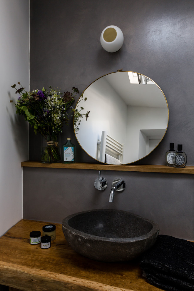 Diseño de cuarto de baño principal nórdico pequeño con ducha a ras de suelo, sanitario de pared, baldosas y/o azulejos grises, paredes grises, suelo de cemento, lavabo encastrado, encimera de madera, suelo gris y encimeras beige