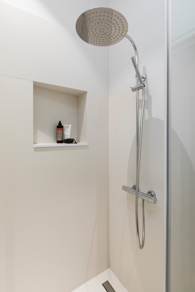 Exempel på ett mellanstort modernt en-suite badrum, med en kantlös dusch, vit kakel, vita väggar och ett avlångt handfat
