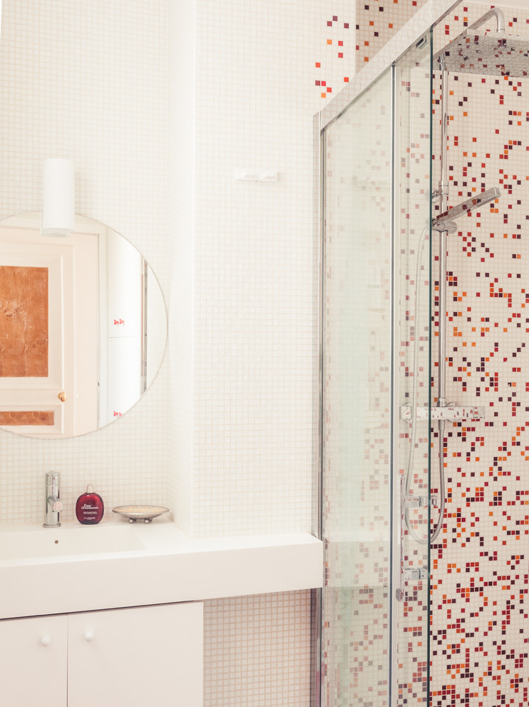 Ejemplo de cuarto de baño retro con lavabo integrado, ducha a ras de suelo, baldosas y/o azulejos rojos, baldosas y/o azulejos multicolor, baldosas y/o azulejos en mosaico, paredes blancas, suelo con mosaicos de baldosas y aseo y ducha