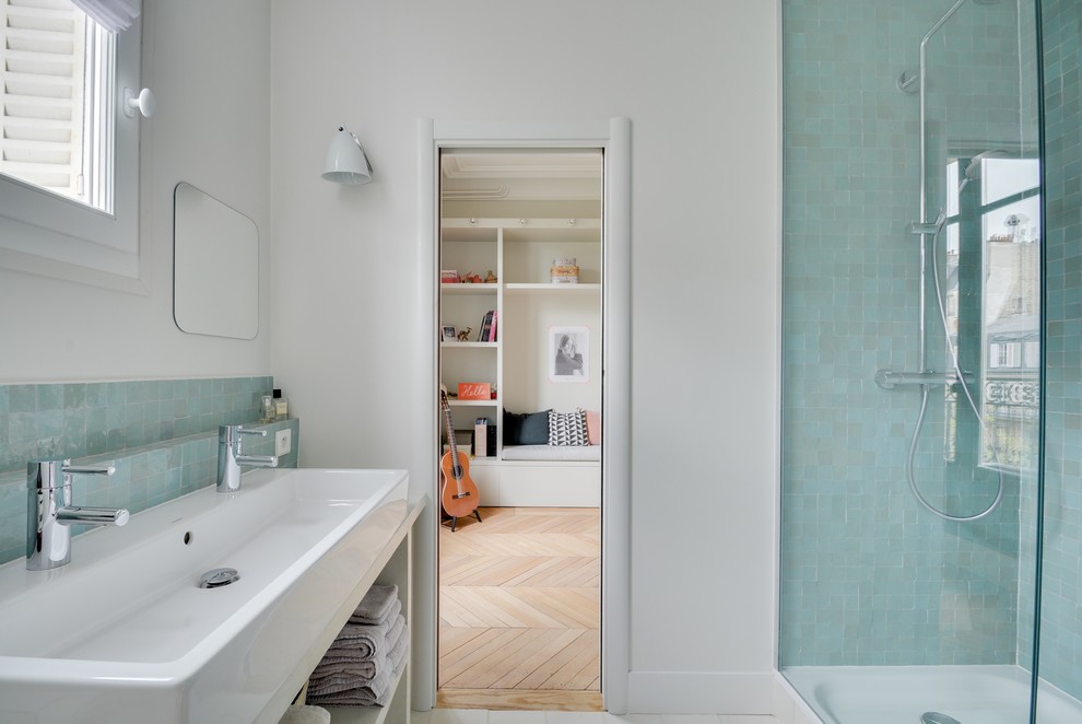 Стильный дизайн: детская ванная комната среднего размера в стиле неоклассика (современная классика) с открытыми фасадами, угловым душем, белыми стенами, раковиной с несколькими смесителями и синей плиткой - последний тренд