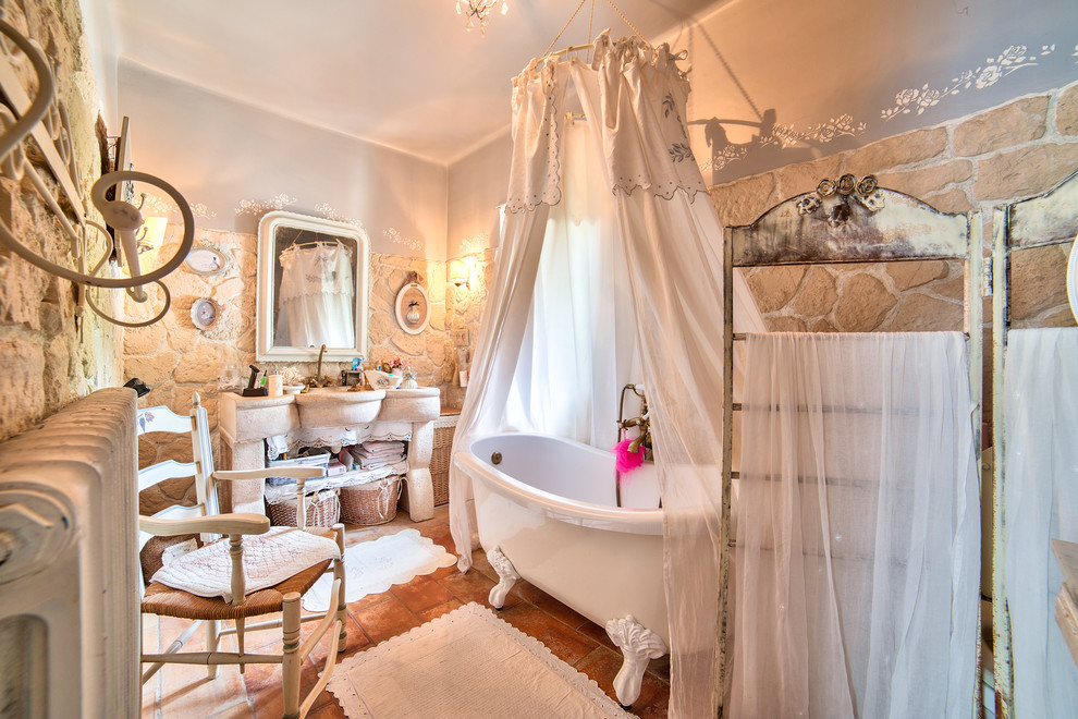 На фото: главная ванная комната в стиле шебби-шик с ванной на ножках, серыми стенами и полом из терракотовой плитки