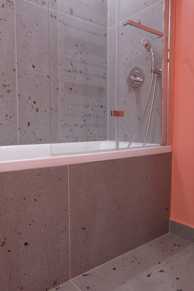 На фото: главная ванная комната среднего размера в современном стиле с плоскими фасадами, белыми фасадами, ванной в нише, керамической плиткой, розовыми стенами, полом из керамической плитки, накладной раковиной, столешницей из плитки, разноцветным полом и разноцветной столешницей