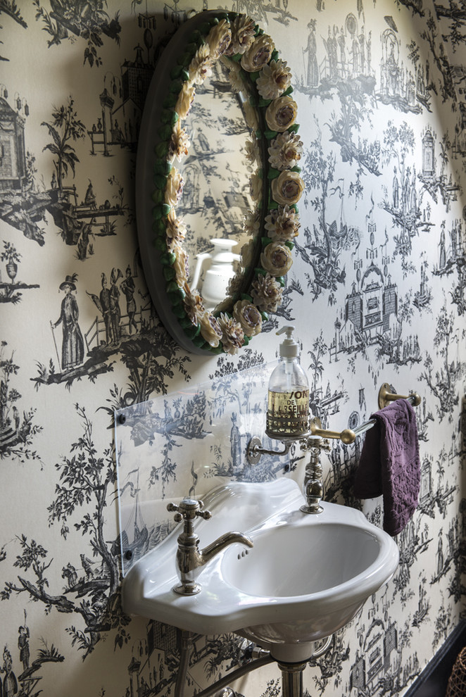 パリにあるエクレクティックスタイルのおしゃれなトイレ・洗面所の写真