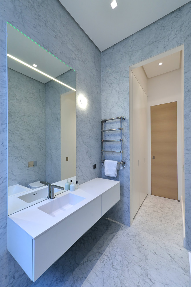 This is an example of a modern bathroom in Paris.