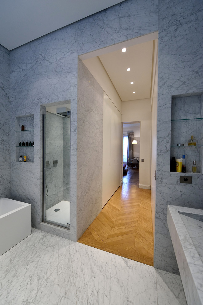 Photo of a modern bathroom in Paris.