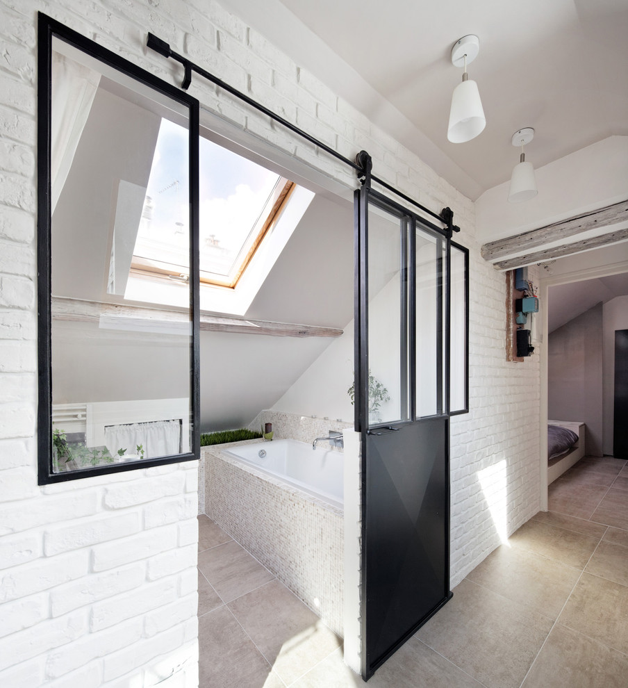 Contemporary bathroom in Paris.