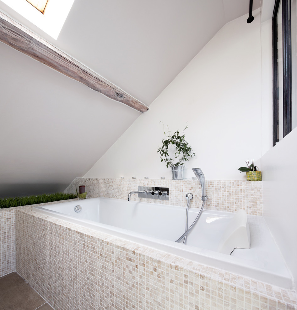 Idée de décoration pour une salle de bain principale design avec une baignoire posée, un carrelage beige et mosaïque.