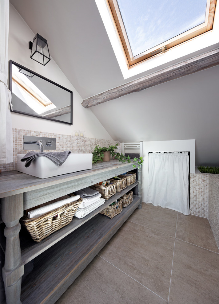 Inspiration för mellanstora moderna grått en-suite badrum, med öppna hyllor, skåp i slitet trä, mosaik, vita väggar, klinkergolv i keramik, ett fristående handfat och träbänkskiva