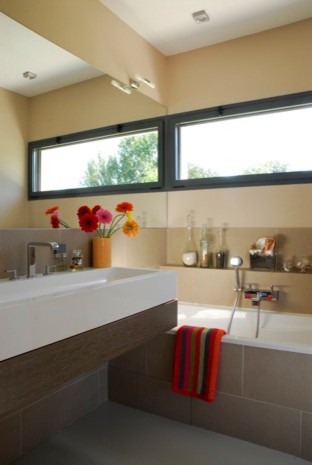 Example of a trendy bathroom design in Toulouse