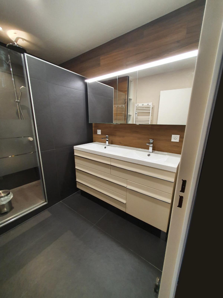 This is an example of a medium sized contemporary shower room bathroom in Lyon with open cabinets, white cabinets, an alcove shower, brown tiles, wood-effect tiles, brown walls, a trough sink, black floors, a shower bench, double sinks and a built in vanity unit.