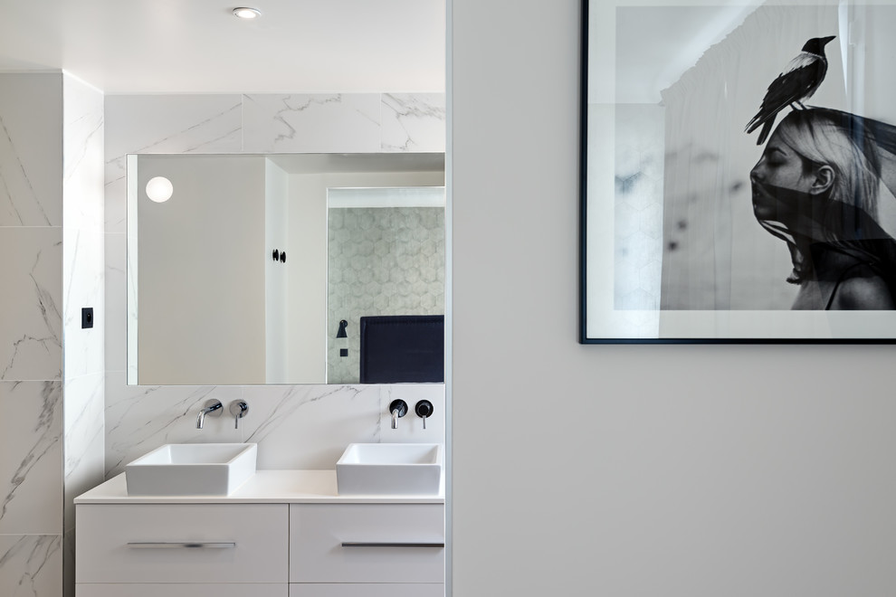 Großes Modernes Badezimmer En Suite mit weißen Fliesen, Marmorfliesen, weißer Wandfarbe, flächenbündigen Schrankfronten, weißen Schränken und Aufsatzwaschbecken in Paris