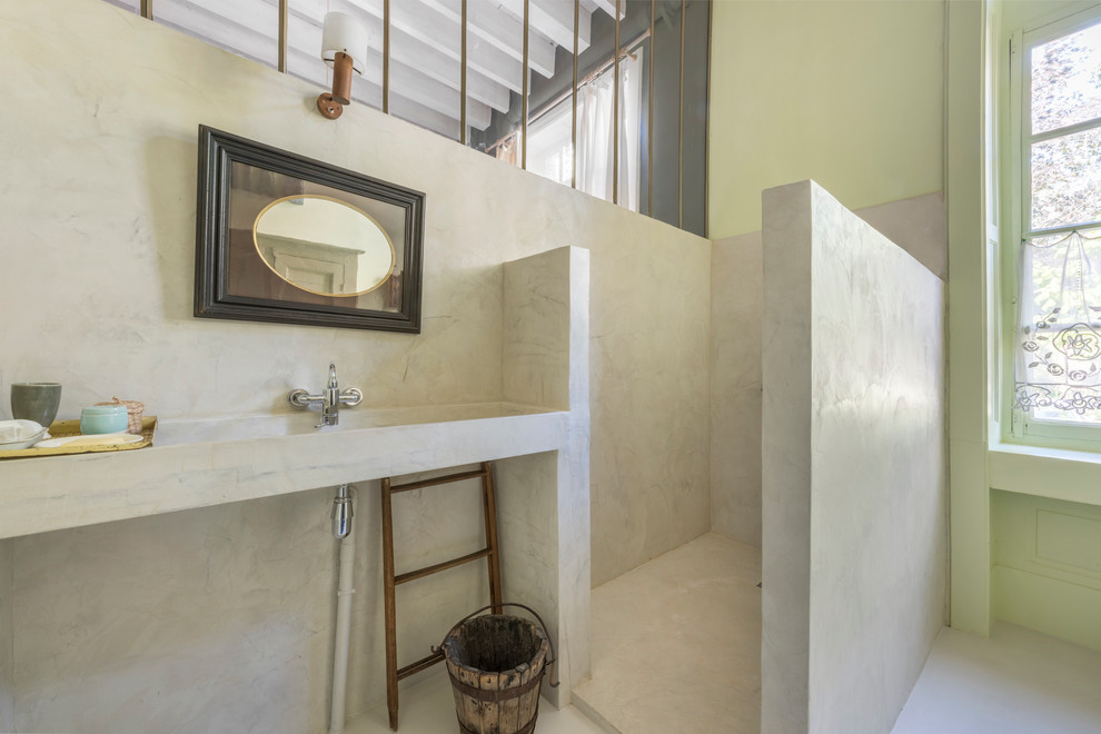 Foto på ett medelhavsstil badrum, med en öppen dusch, gröna väggar, ett integrerad handfat och med dusch som är öppen