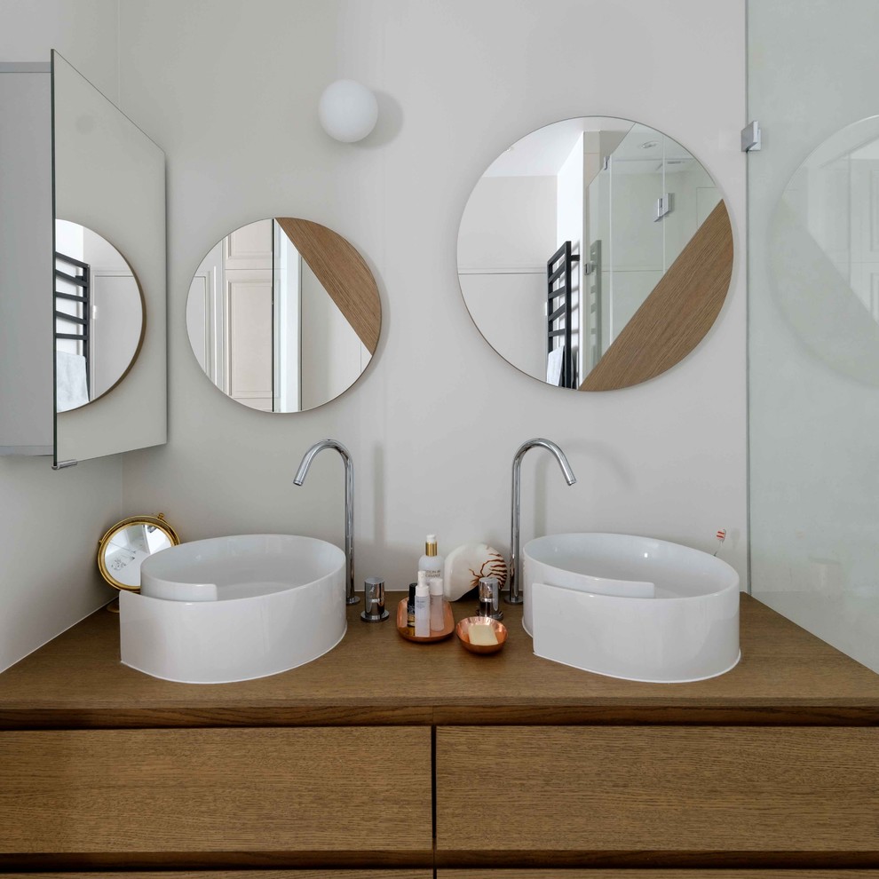 Immagine di una stanza da bagno con doccia contemporanea di medie dimensioni con ante in legno scuro, pareti bianche, lavabo a bacinella e top in legno