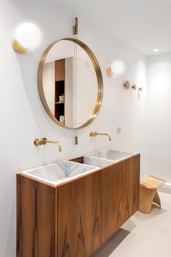 Aménagement d'une salle de bain principale contemporaine de taille moyenne avec une baignoire indépendante, un mur blanc, un sol en carrelage de céramique et un sol blanc.