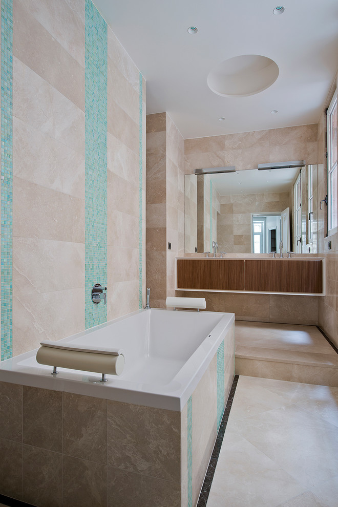 Foto de cuarto de baño principal contemporáneo de tamaño medio con puertas de armario de madera en tonos medios, bañera encastrada, losas de piedra y paredes beige
