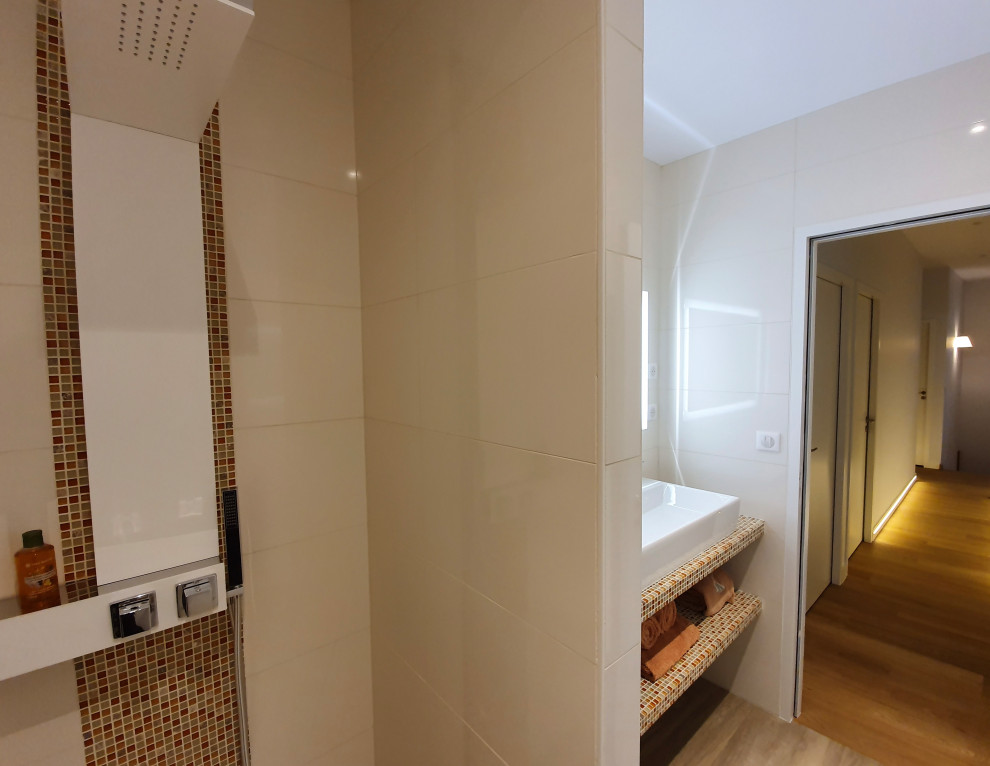 Idéer för ett litet modernt orange badrum med dusch, med en kantlös dusch, beige kakel, keramikplattor, ett avlångt handfat och kaklad bänkskiva