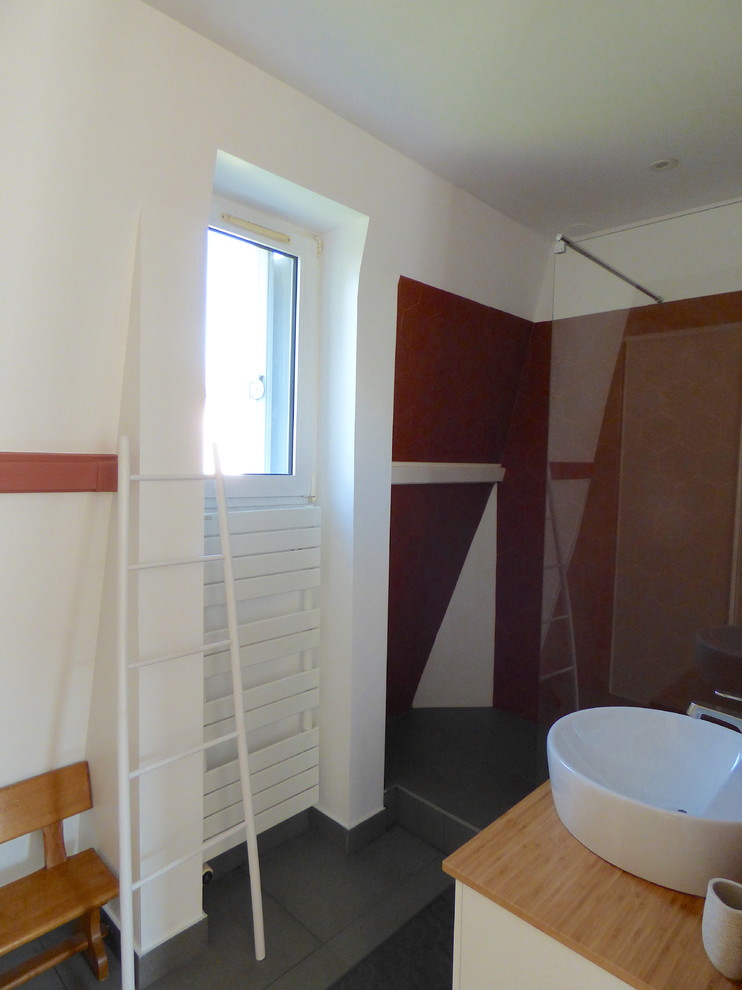 Großes Klassisches Duschbad mit weißen Schränken, offener Dusche, roten Fliesen, Terrakottafliesen, weißer Wandfarbe, Keramikboden, Wandwaschbecken und grauem Boden in Paris