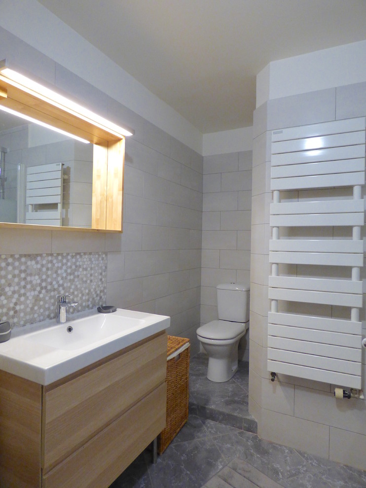 Foto på ett stort vintage vit en-suite badrum, med ett platsbyggt badkar, en toalettstol med hel cisternkåpa, grå kakel, keramikplattor, vita väggar, klinkergolv i keramik, ett väggmonterat handfat, träbänkskiva och grått golv