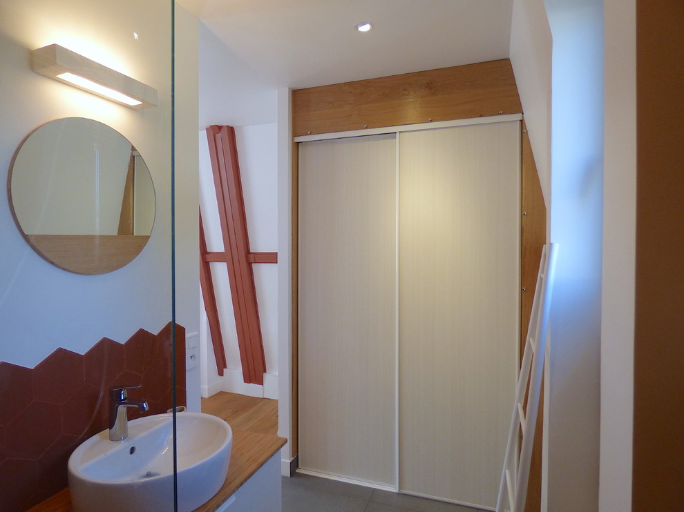 Aménagement d'une grande salle d'eau classique avec des portes de placard blanches, une douche ouverte, un carrelage rouge, des carreaux en terre cuite, un mur blanc, un sol en carrelage de céramique, un lavabo suspendu et un sol gris.