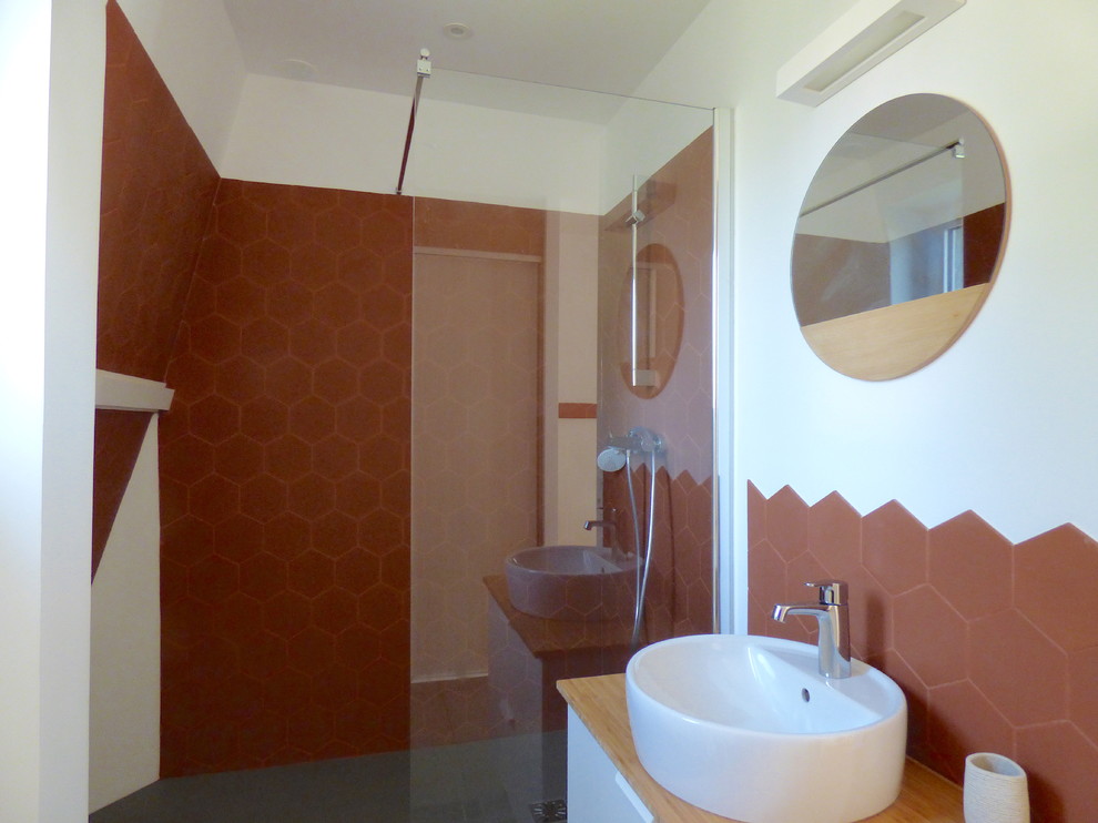 На фото: большая ванная комната в стиле неоклассика (современная классика) с душевой кабиной, белыми фасадами, открытым душем, красной плиткой, терракотовой плиткой, белыми стенами, полом из керамической плитки, подвесной раковиной и серым полом