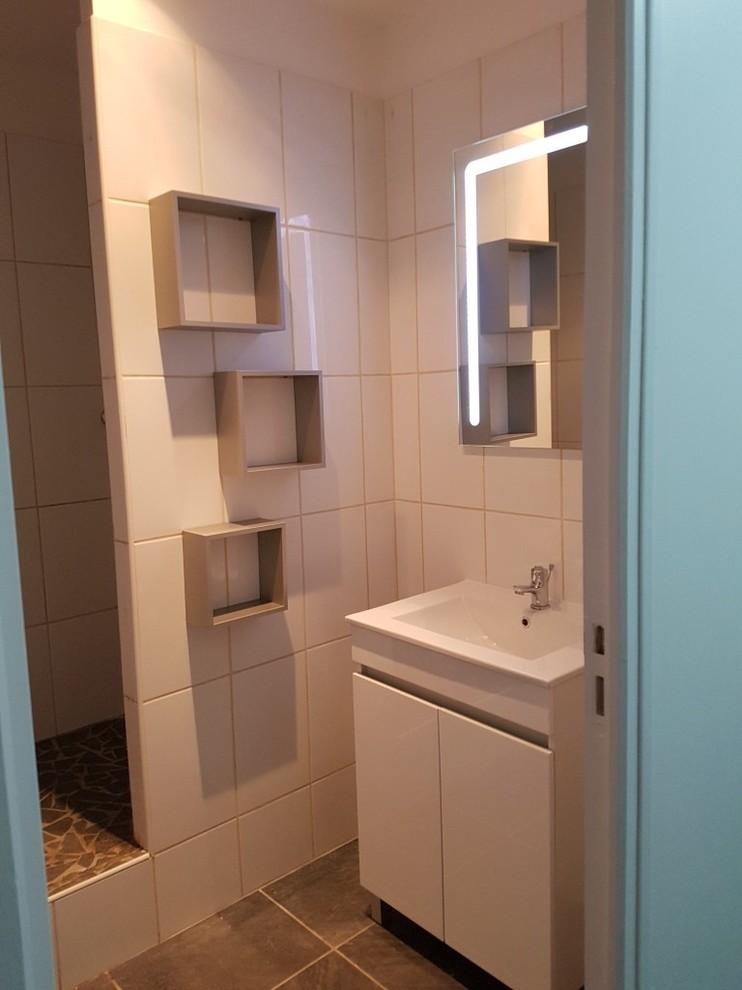 Idées déco pour une petite salle d'eau contemporaine avec une douche à l'italienne, un mur blanc, une grande vasque et un sol gris.