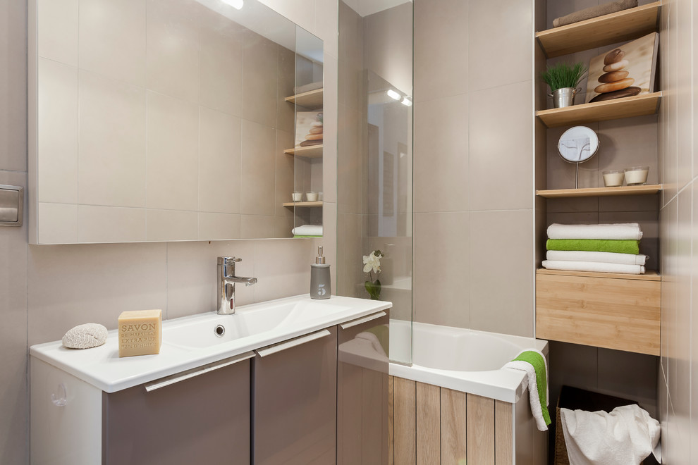 Источник вдохновения для домашнего уюта: маленькая главная ванная комната в современном стиле с монолитной раковиной, плоскими фасадами, серыми фасадами, душем над ванной, серой плиткой, бежевыми стенами и японской ванной для на участке и в саду