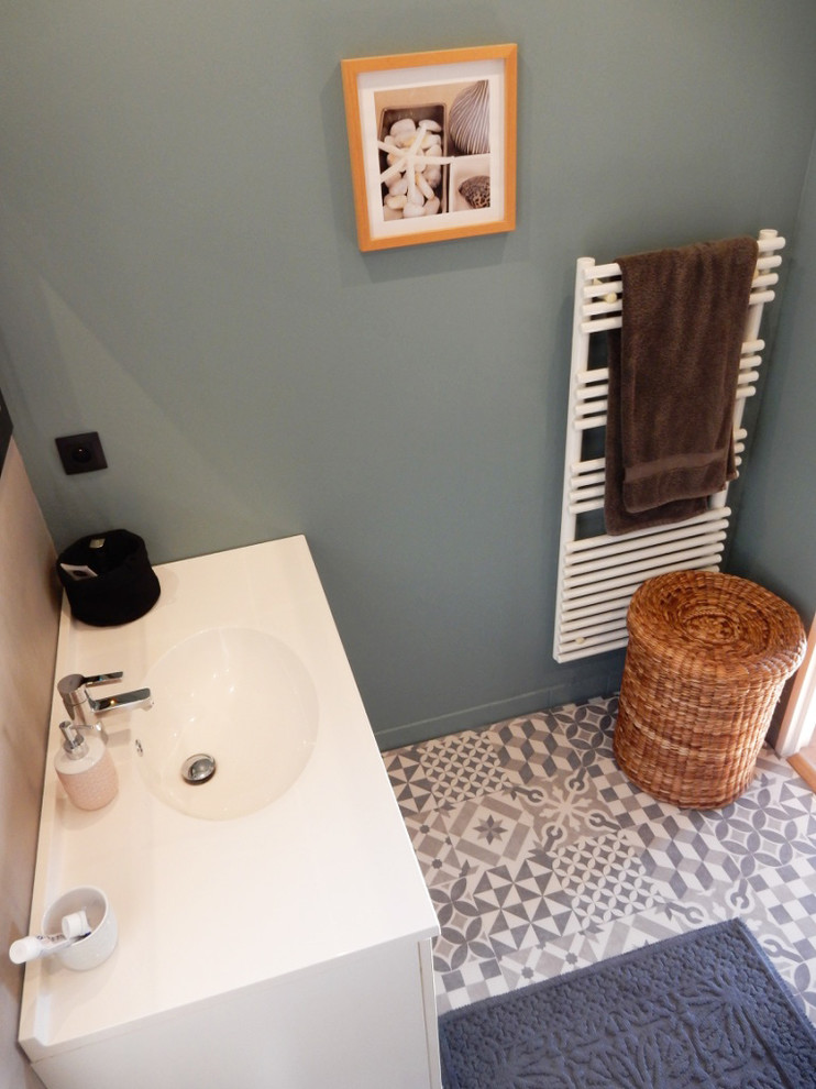 Idéer för små funkis en-suite badrum, med ett platsbyggt badkar, blå väggar, vinylgolv, vita skåp, en dusch/badkar-kombination och ett integrerad handfat