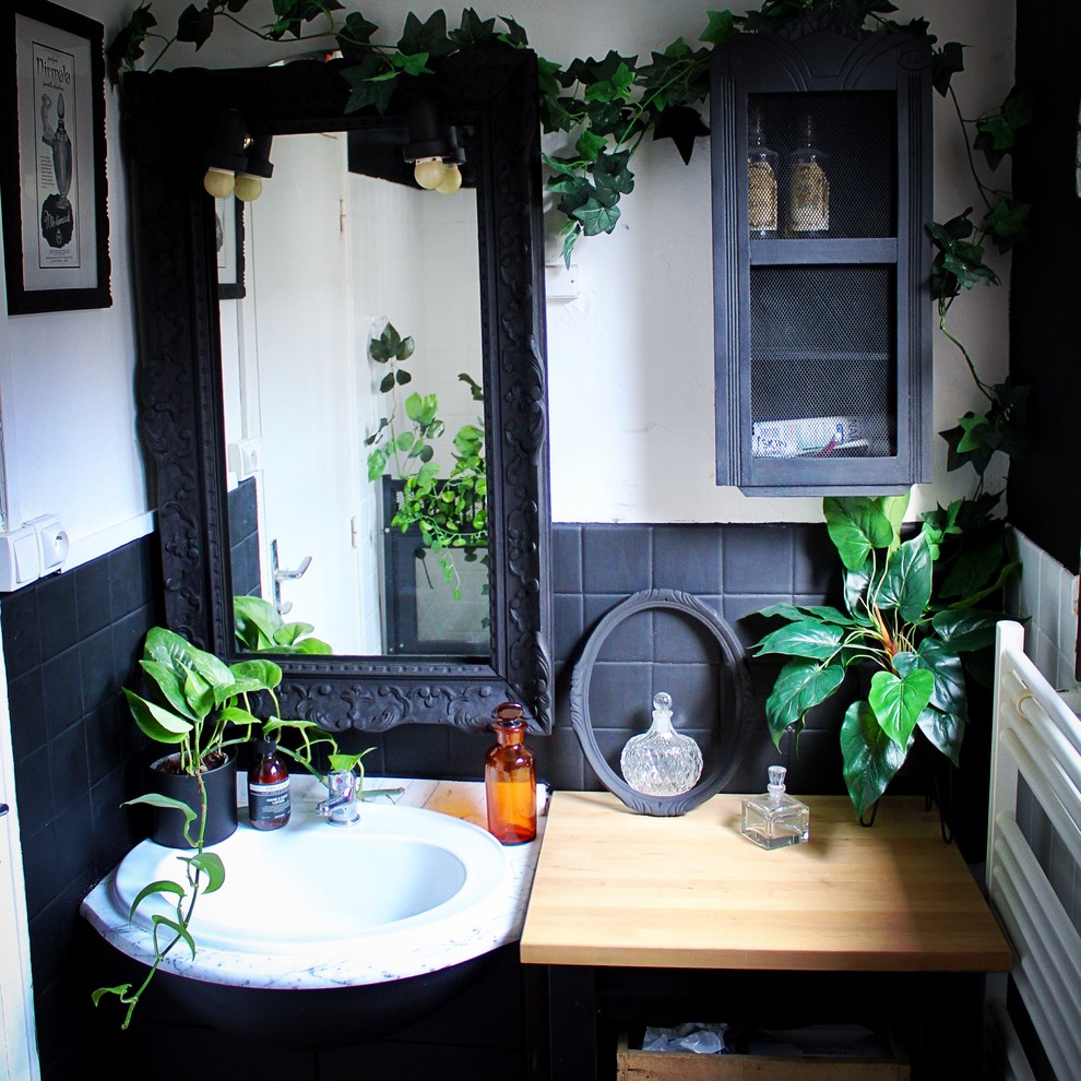 Idéer för små tropiska svart badrum med dusch, med en öppen dusch, vit kakel, vita väggar, ett integrerad handfat, träbänkskiva och med dusch som är öppen