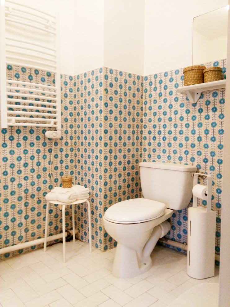 Réalisation d'une salle de bain principale vintage de taille moyenne avec une baignoire encastrée, WC à poser, un carrelage bleu et un mur blanc.