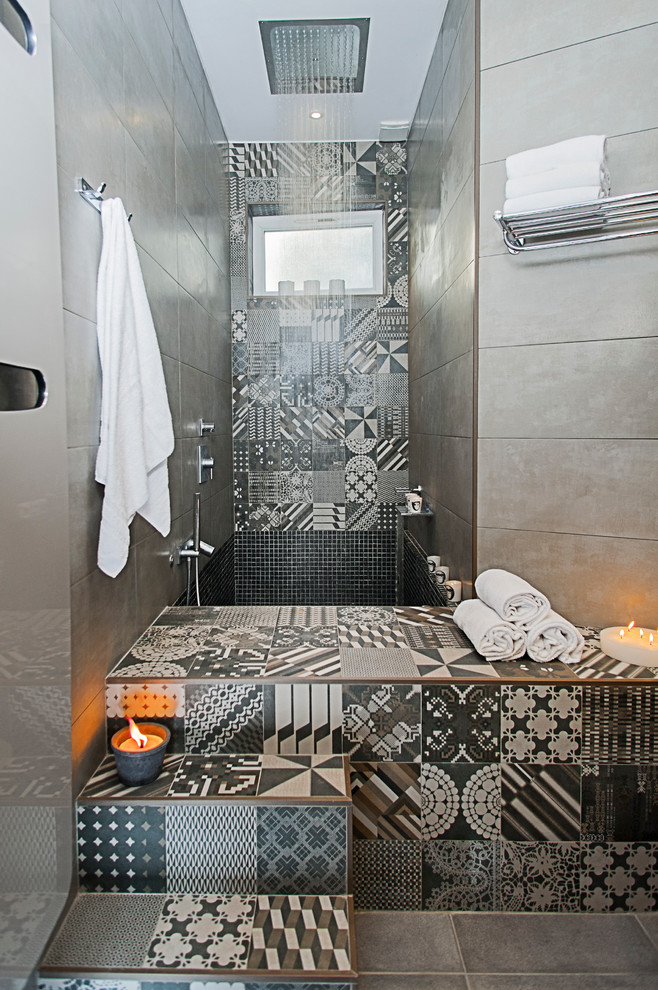 Immagine di una stanza da bagno padronale minimal di medie dimensioni con doccia alcova, piastrelle grigie, pareti grigie e vasca giapponese