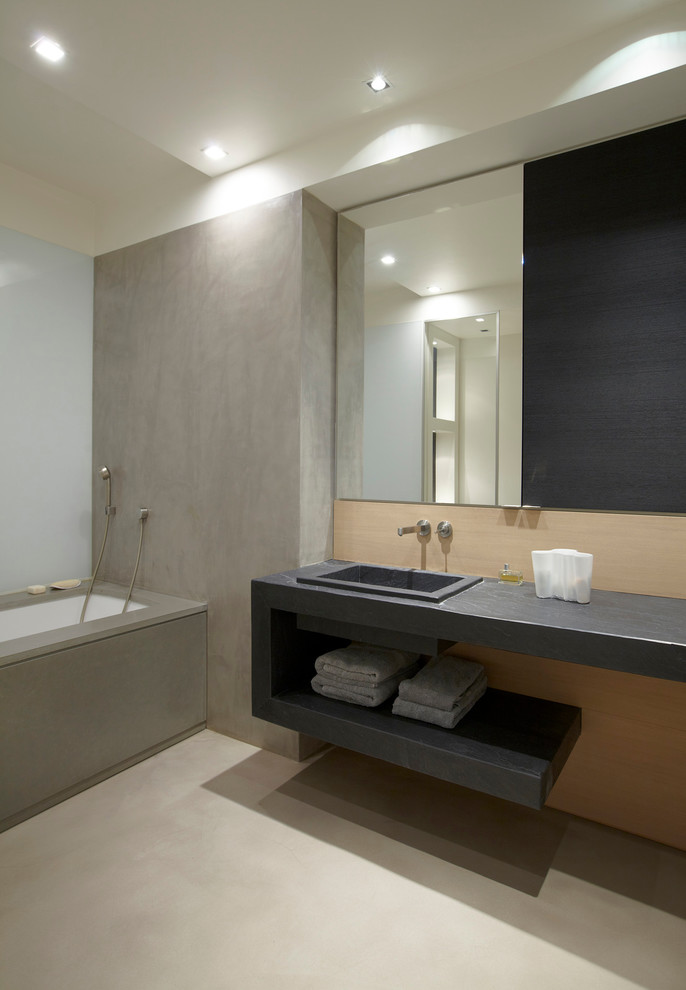 Modelo de cuarto de baño principal actual de tamaño medio con lavabo encastrado, bañera encastrada sin remate, combinación de ducha y bañera y paredes multicolor