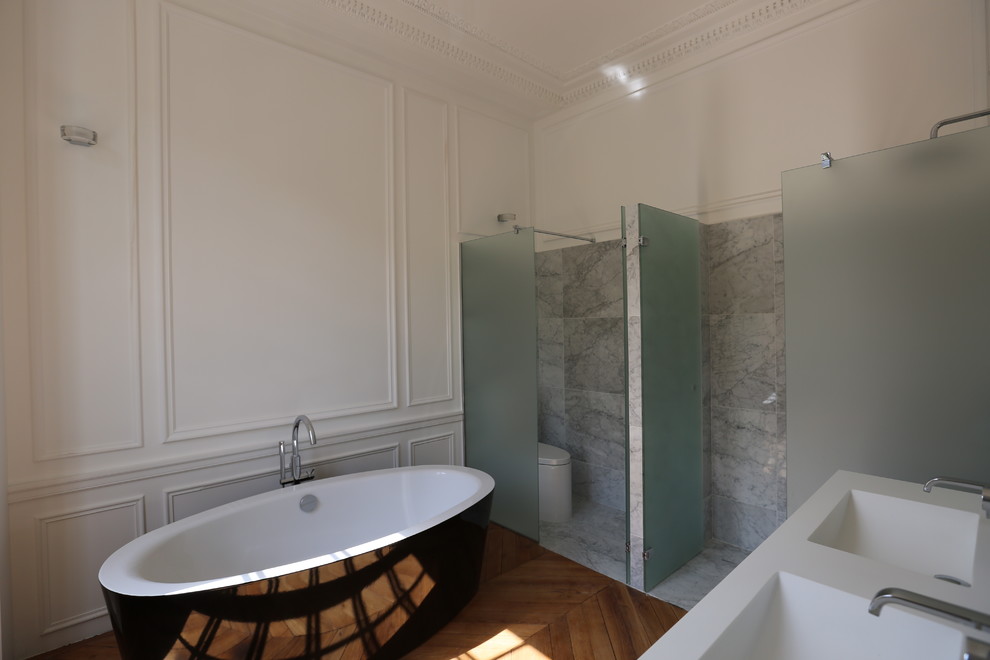 Example of a transitional bathroom design in Paris