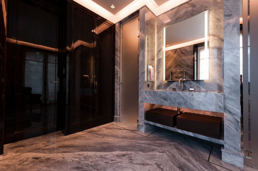 Réalisation d'une salle de bain principale design de taille moyenne avec un placard sans porte, une douche à l'italienne, des carreaux de céramique, un mur gris, un sol en marbre, un lavabo intégré, un sol gris et une cabine de douche à porte battante.