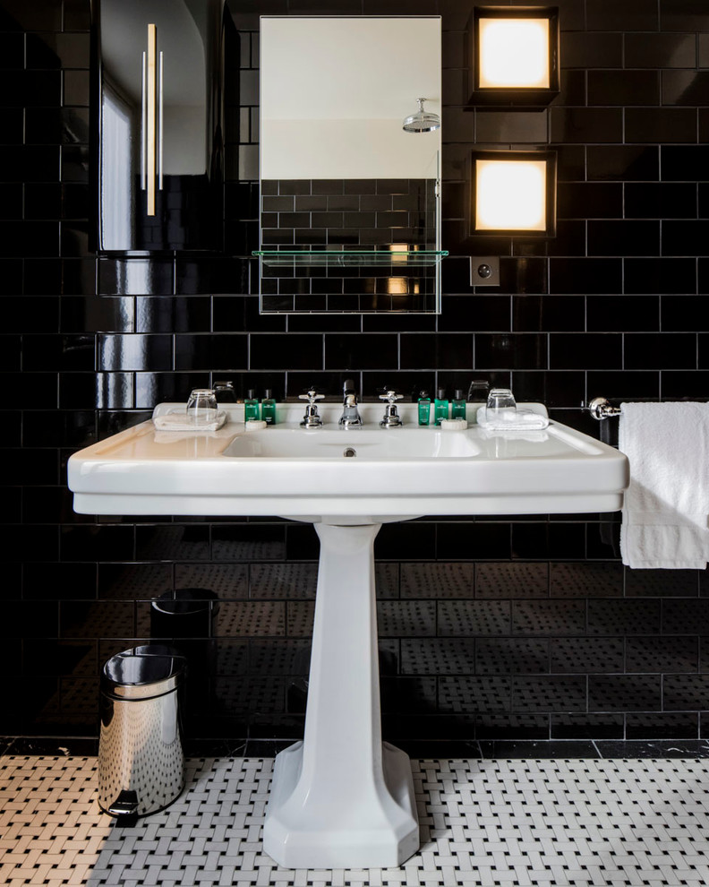 Пример оригинального дизайна: большая ванная комната в современном стиле с черной плиткой, плиткой кабанчик, полом из керамической плитки, душевой кабиной, раковиной с пьедесталом и зеркалом с подсветкой