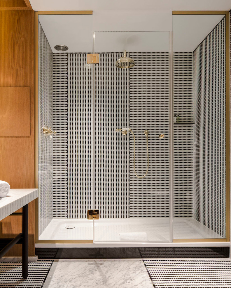 Источник вдохновения для домашнего уюта: большая ванная комната в современном стиле с душем в нише, черно-белой плиткой и душевой кабиной