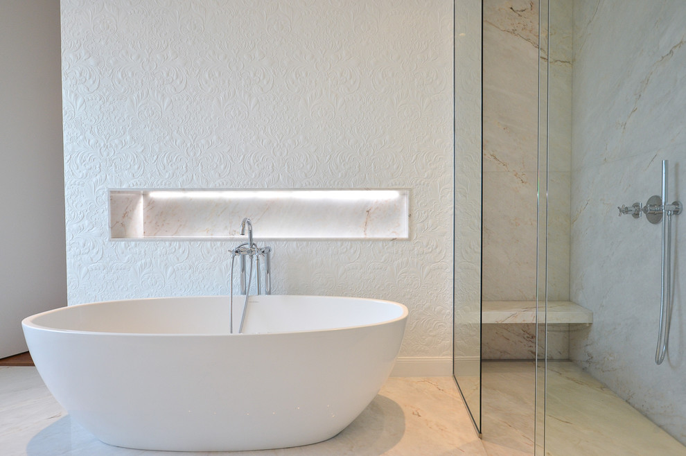 Exemple d'une salle de bain moderne avec une baignoire posée et une douche d'angle.