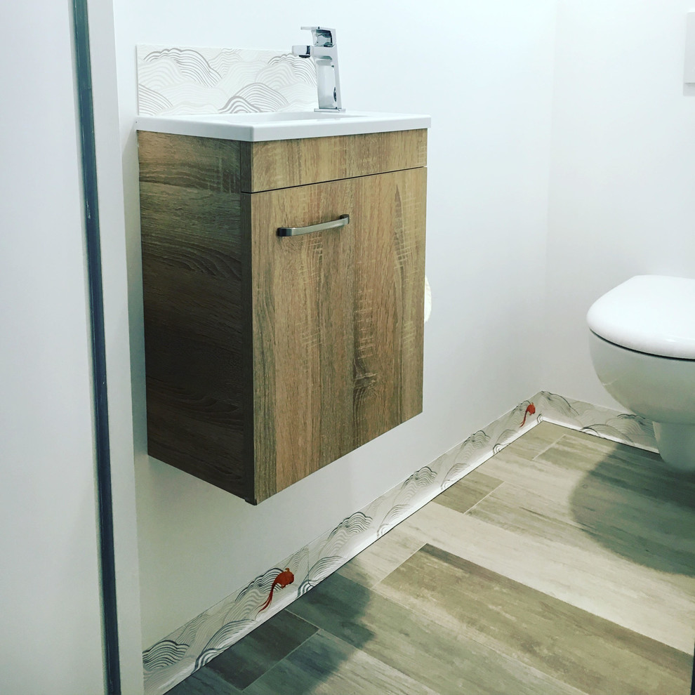 Inredning av ett badrum med dusch, med vita väggar
