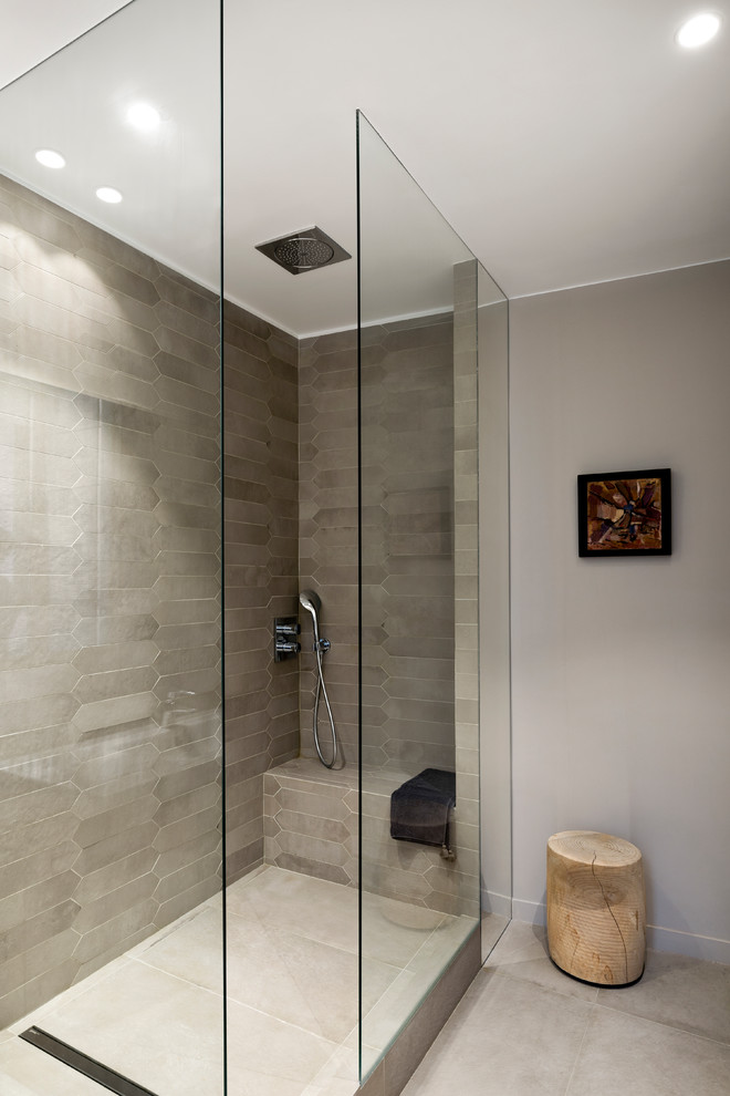 Ejemplo de cuarto de baño principal grande con ducha esquinera, suelo de baldosas de cerámica, lavabo bajoencimera, ducha abierta y encimeras blancas
