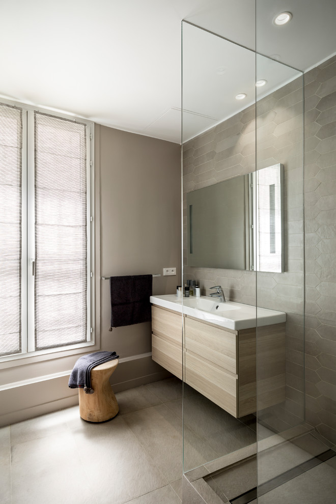 Imagen de cuarto de baño principal grande con ducha esquinera, suelo de baldosas de cerámica, lavabo bajoencimera, ducha abierta y encimeras blancas