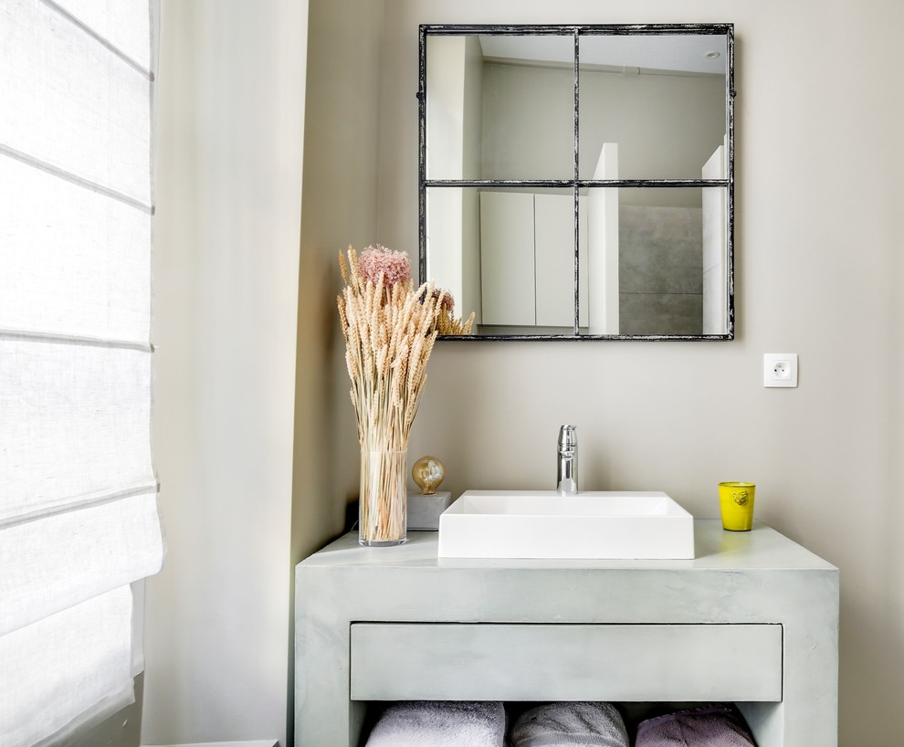 Foto de cuarto de baño contemporáneo con paredes grises y lavabo encastrado