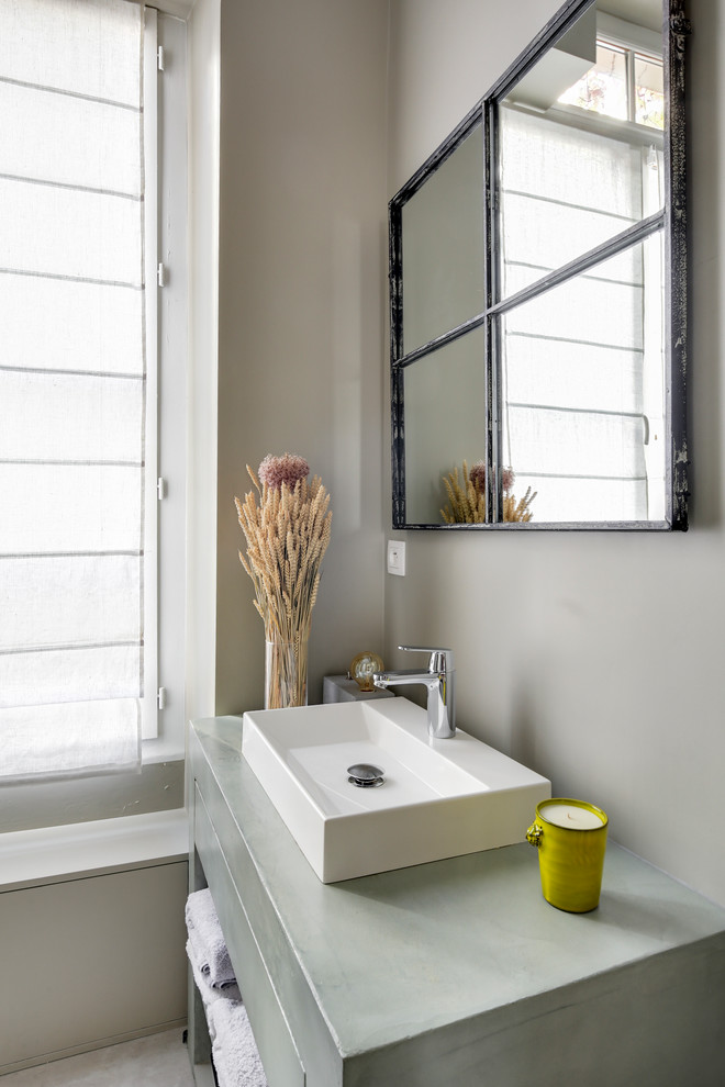 Exemple d'une salle de bain industrielle avec un mur gris et un lavabo posé.