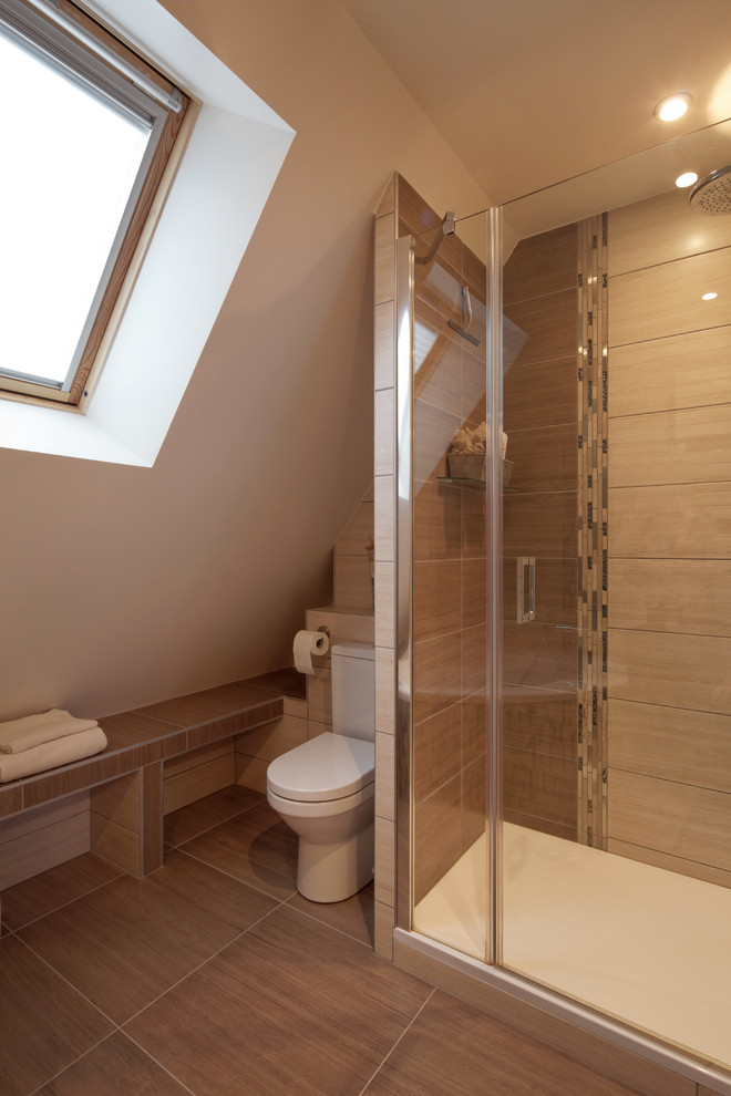 Inspiration för mellanstora moderna en-suite badrum, med ett hörnbadkar, en dusch i en alkov, en toalettstol med hel cisternkåpa, beige kakel, mosaik och beige väggar
