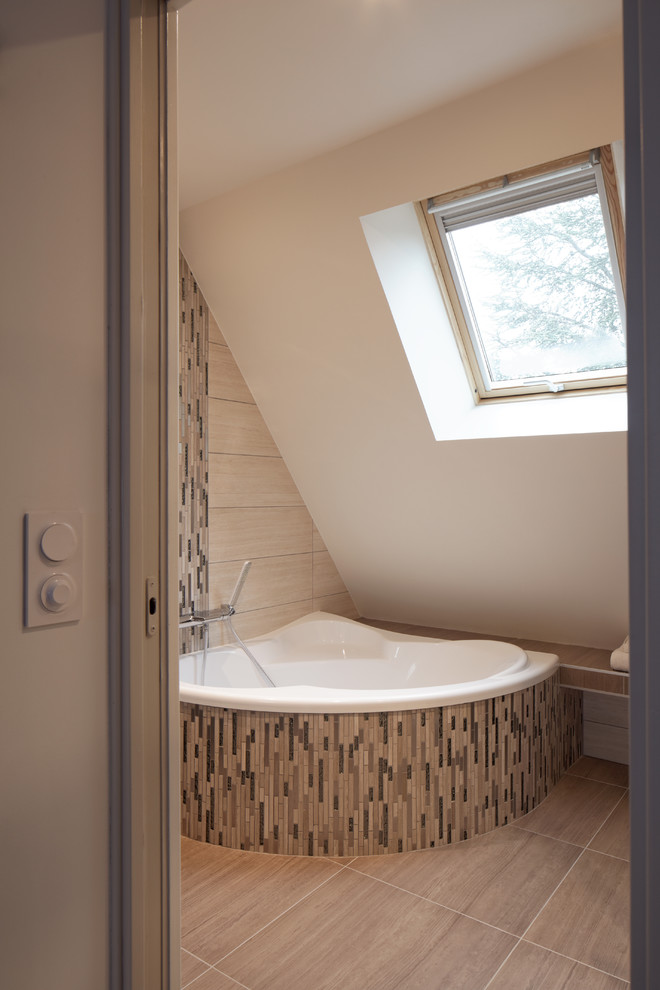 Idées déco pour une salle de bain principale contemporaine de taille moyenne avec une baignoire d'angle, un carrelage beige, mosaïque et un mur blanc.