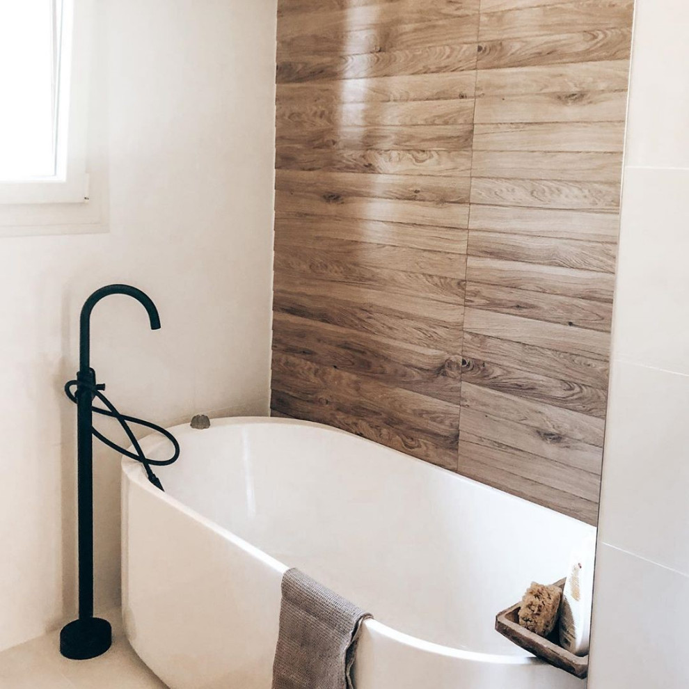Ispirazione per una stanza da bagno minimalista con vasca da incasso, pareti bianche e pareti in perlinato