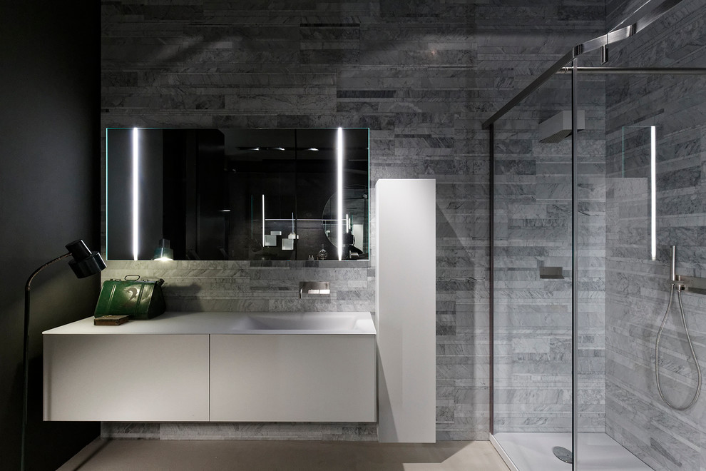 Стильный дизайн: главная ванная комната среднего размера в современном стиле с отдельно стоящей ванной, двойным душем, монолитной раковиной и стеклянной столешницей - последний тренд