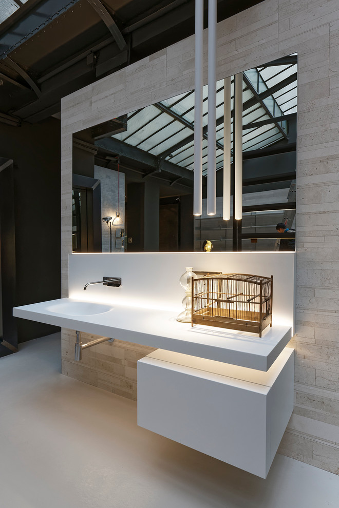 Esempio di una stanza da bagno padronale contemporanea di medie dimensioni con vasca freestanding, doccia doppia e lavabo integrato