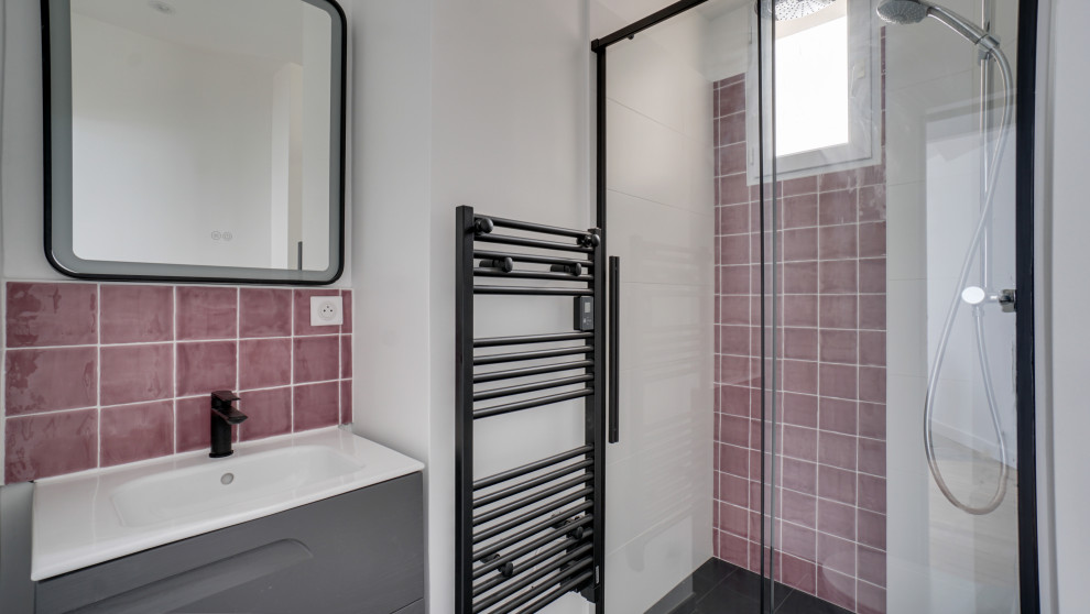 Стильный дизайн: главная ванная комната среднего размера в классическом стиле с фасадами с декоративным кантом, серыми фасадами, двойным душем, розовой плиткой, керамической плиткой, белыми стенами, полом из керамической плитки, серым полом, душем с раздвижными дверями и тумбой под одну раковину - последний тренд